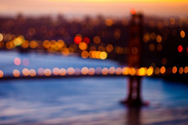 Coucher de soleil flou dans le ciel au-dessus du pont