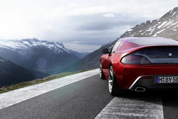 Hermosa foto de un coche en las montañas