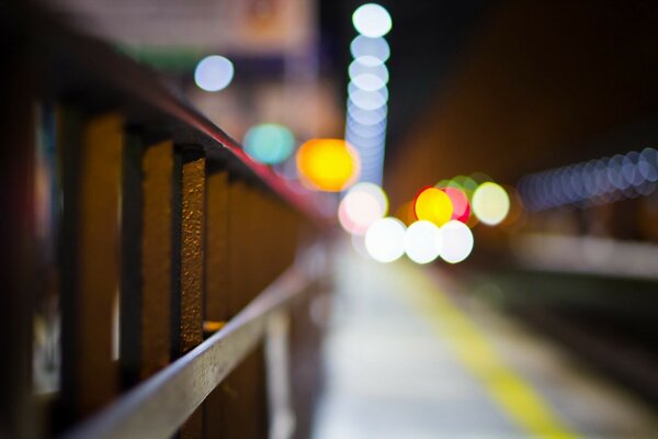 Verschwommenes U-Bahn-Bild in der Nacht