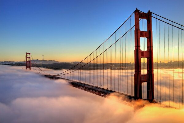 Hängebrücke bei Sonnenuntergang und Nebel