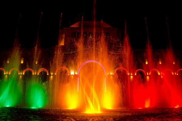 Danza vigorosa de Fuentes nocturnas iluminadas