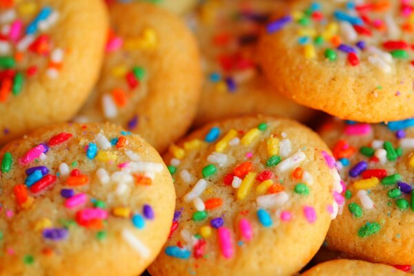 Biscuits au sucre saupoudrés de poudre colorée