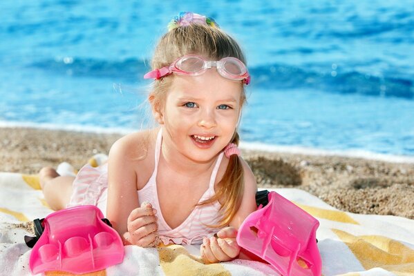 Bambino che ride in riva al mare