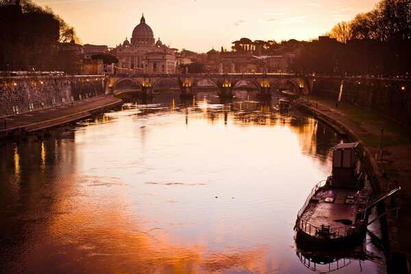 Un giorno nella vita di una città sul fiume