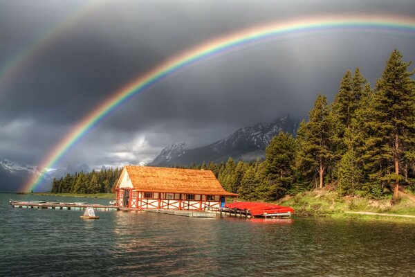 Arco iris sobre una casa en el lago