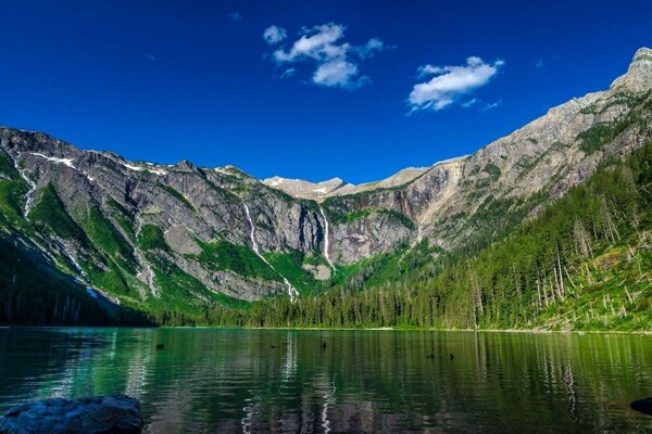 Ein See, der von Hügeln und Wäldern umgeben ist