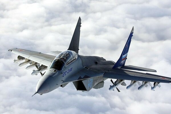 Myśliwiec MiG-32 w locie na tle chmur