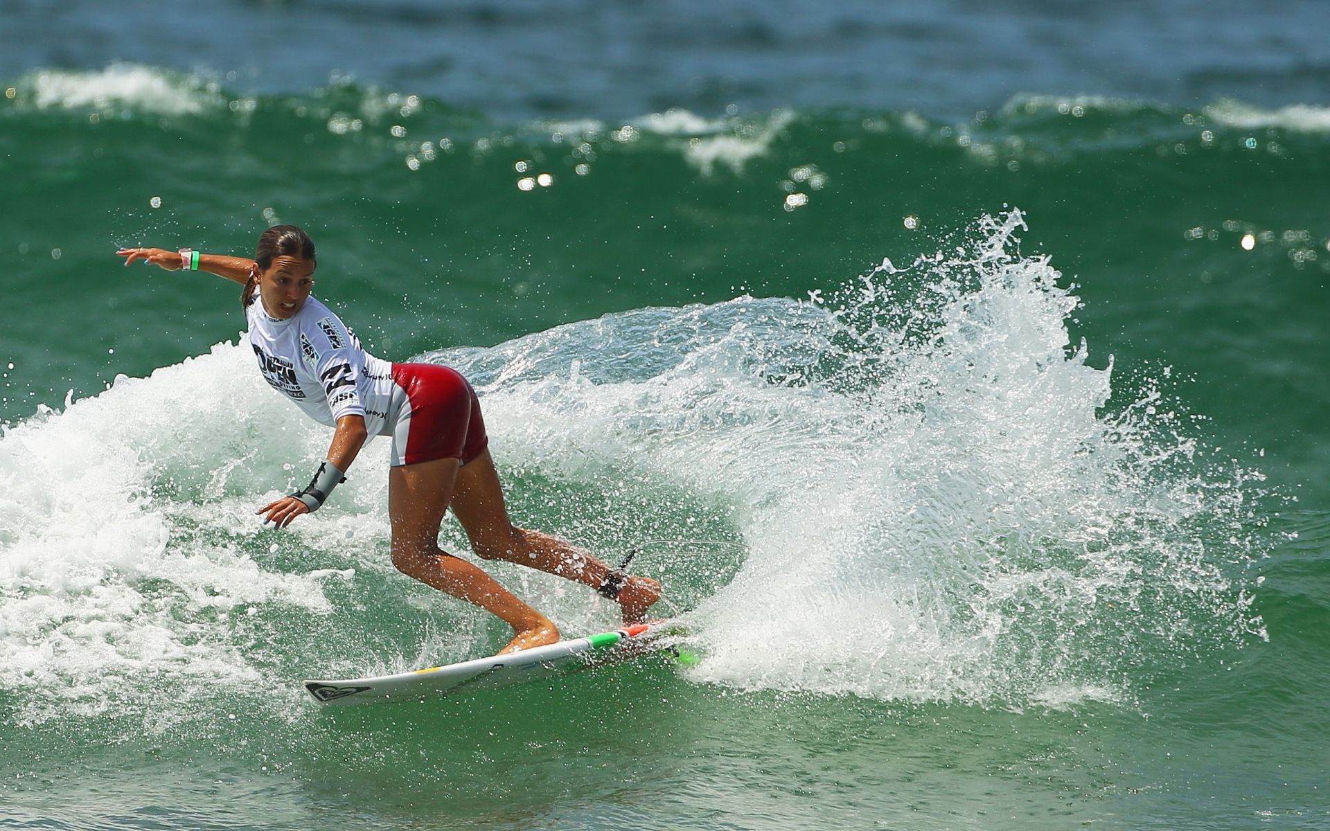 surfen surfen wassersport aktion spray spritzen wasser sportler aufregung wettbewerb bewegung erholung vergnügen abenteuer schwellen welle aufwachen adrenalin beeilen sie sich