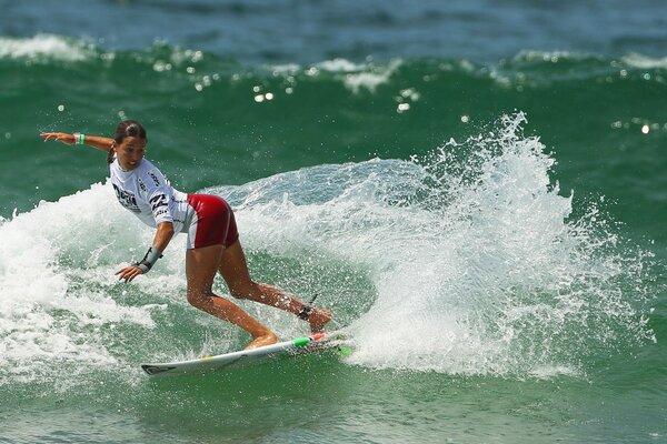 Surfing sull onda di lucentezza e ragazza