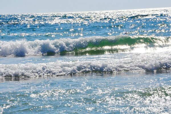 Onda del mare ai raggi del sole