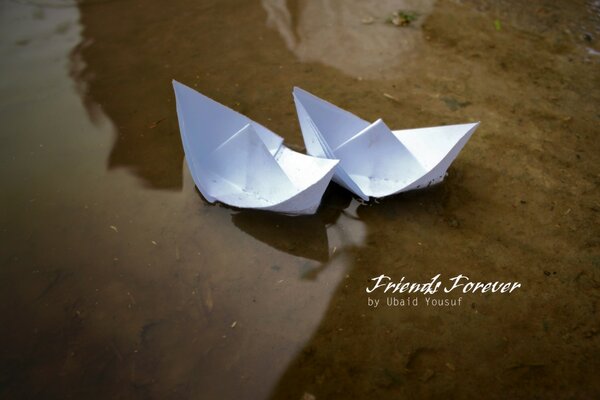 Barco de papel em água molhada