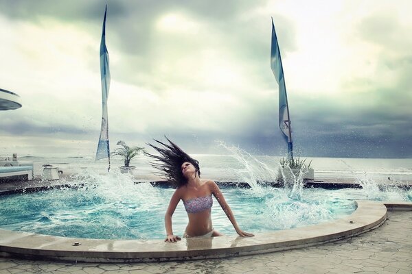 Fille sort de la piscine