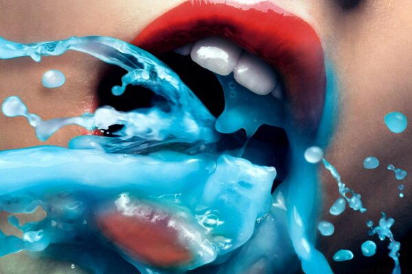 Rote Lippen im blauen Wasser