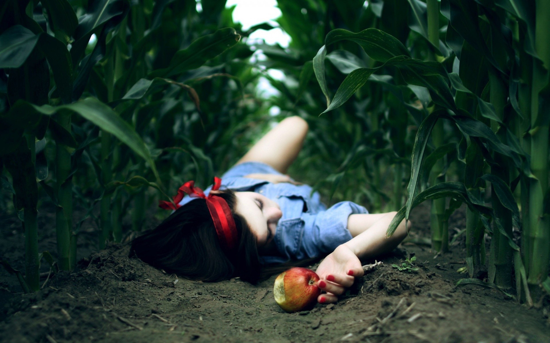 criativo natureza bebê comida sozinho ao ar livre menina folha fazenda verão grama jardim árvore outono