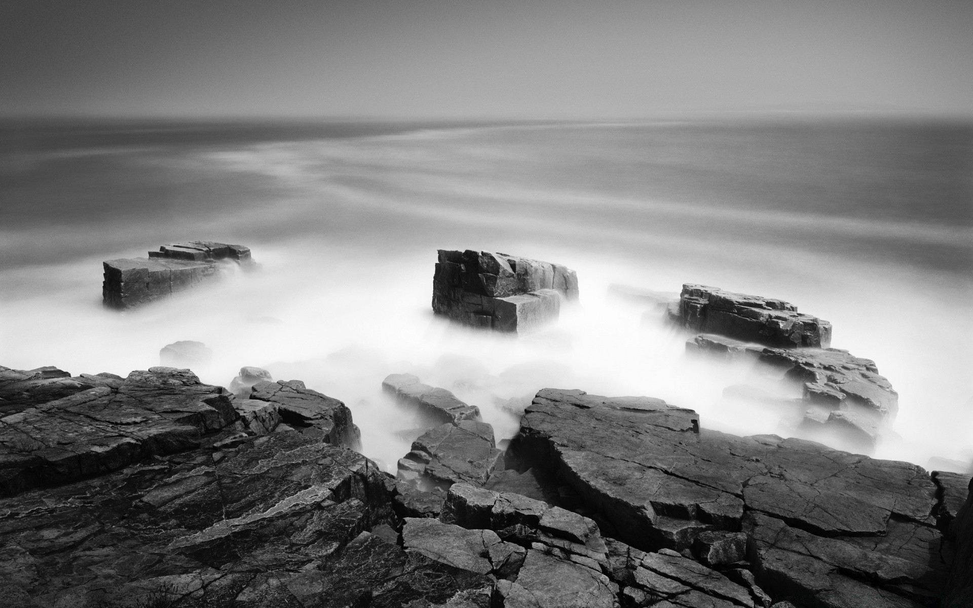 kreatywny plaża wody morze krajobraz ocean morze monochromatyczny zachód słońca rock krajobraz świt odbicie na zewnątrz jezioro podróży niebo mgła wieczorem