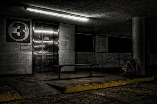 Station abandonnée sombre avec ascenseur