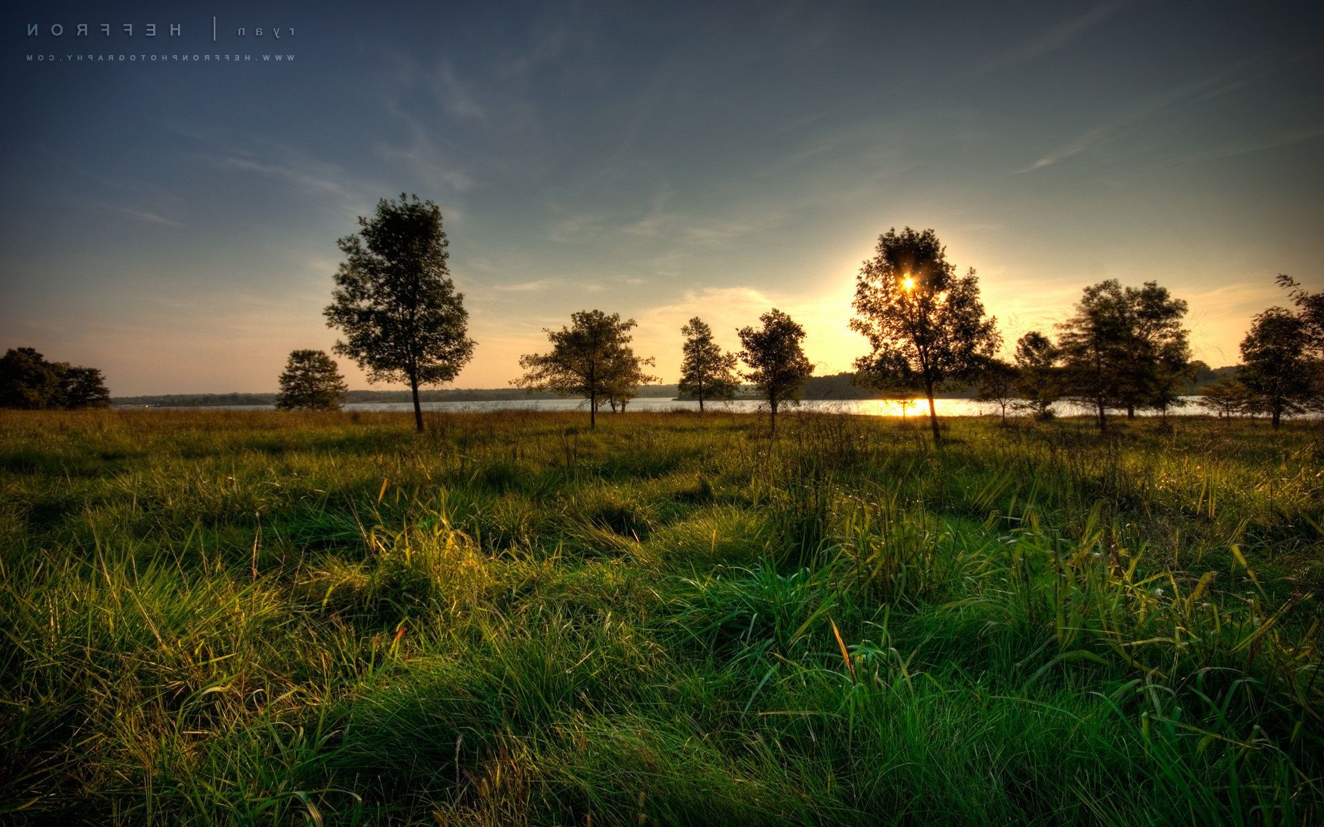 sonnenuntergang und dämmerung landschaft sonnenuntergang feld dämmerung gras baum natur sonne himmel licht bauernhof heuhaufen horizont landwirtschaft landschaft herbst