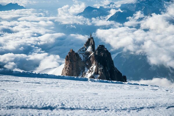 Berg vor dem Hintergrund von Schnee und Wolken