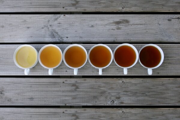 Tasses avec quelque chose de délicieux sur une table en bois