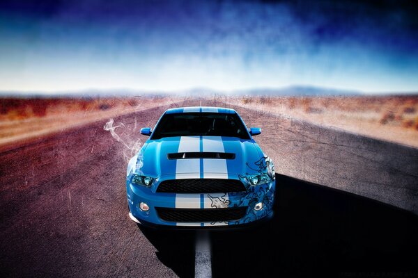 Coche azul corriendo por el desierto