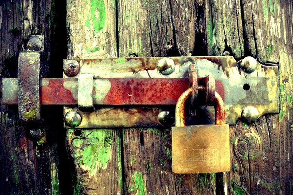 Closed lock on a rusty latch