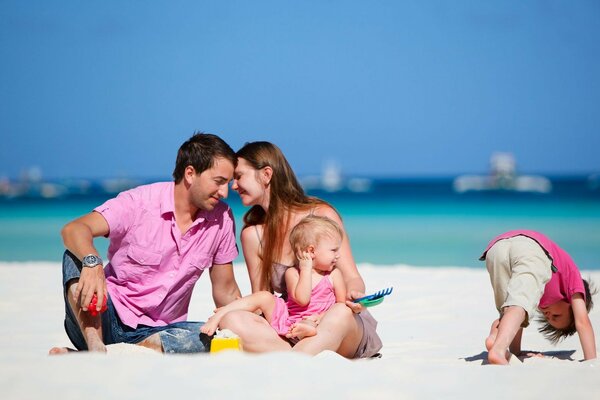 Familia con niños en la playa