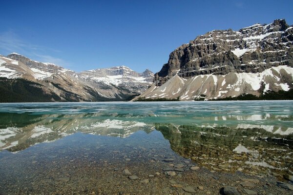 Hermoso reflejo de las montañas en un lago cristalino