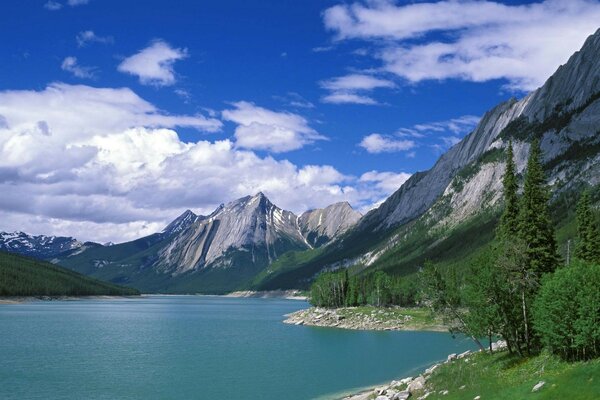 Nuvole nel lago blu nelle montagne