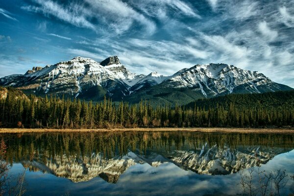 Reflet des montagnes dans un lac cristallin