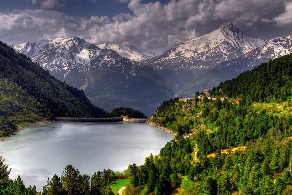 Lago de alta montaña con vistas a los picos de hielo