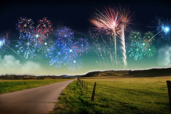 Estrada e campo no fundo do céu com fogos de artifício coloridos