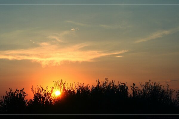 Die Sonne bei Sonnenuntergang und Sonnenaufgang ist Schönheit