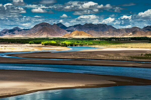 O rio que corre para as montanhas no horizonte