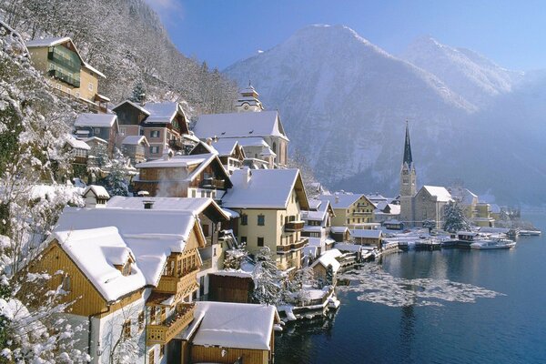 Winterstadt vor dem Hintergrund der Berge und des Meeres