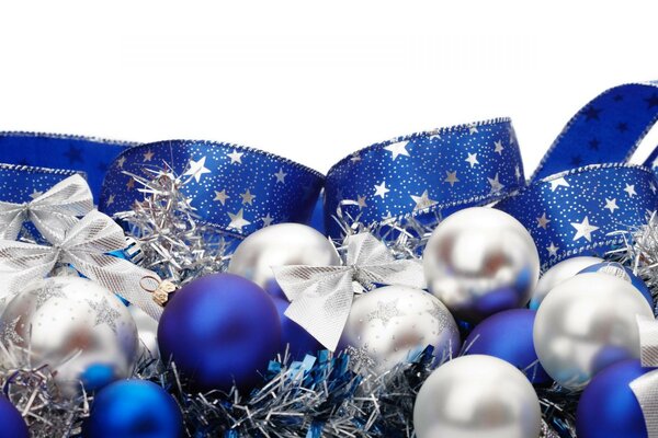 Weihnachtsschmuck in Silber und Blau