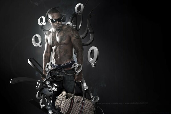 Foto creativa de un negro con un tatuaje en gafas oscuras con una mochila a cuadros