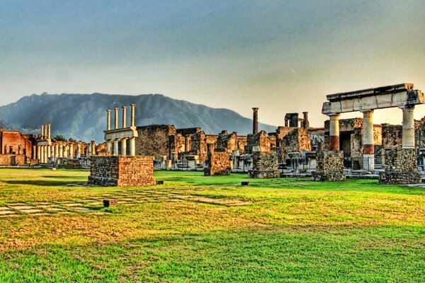 Edifícios arquitetônicos antigos no fundo das montanhas