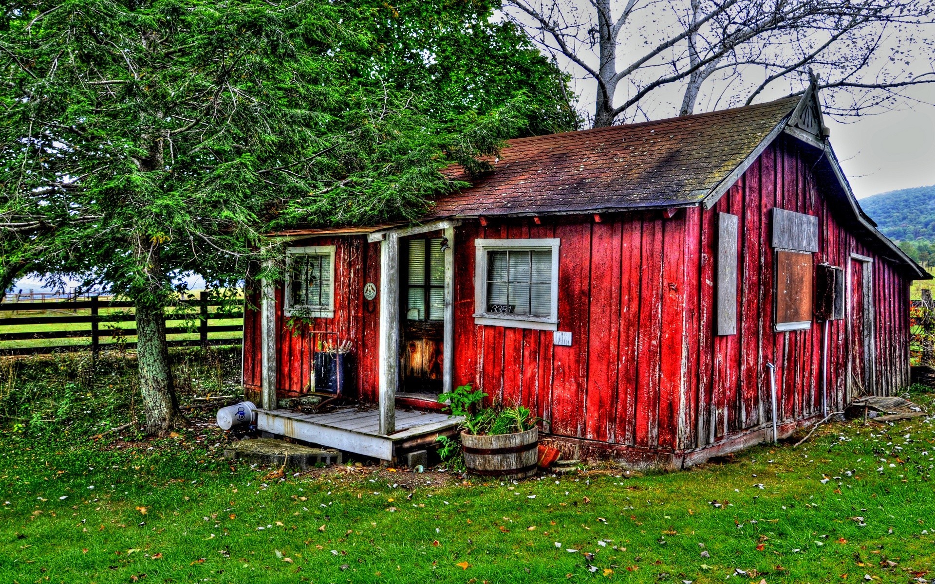 kreativ haus holz aus holz haus scheune rustikal familie bungalow architektur bauernhof gras alt im freien hütte haus des ländlichen holz dach land