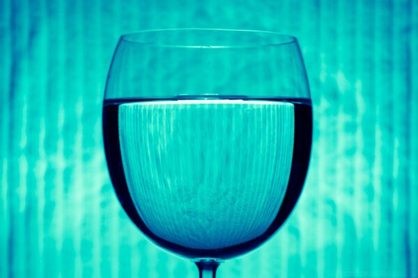 Una Copa de vino llena de agua