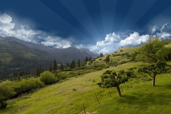 Hermosas nubes en el fondo de las montañas