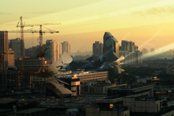 Metrópolis en el sol de la mañana