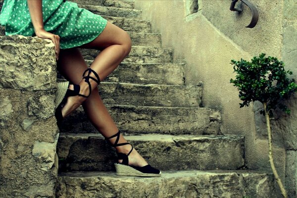 Pies de mujer en una escalera de piedra