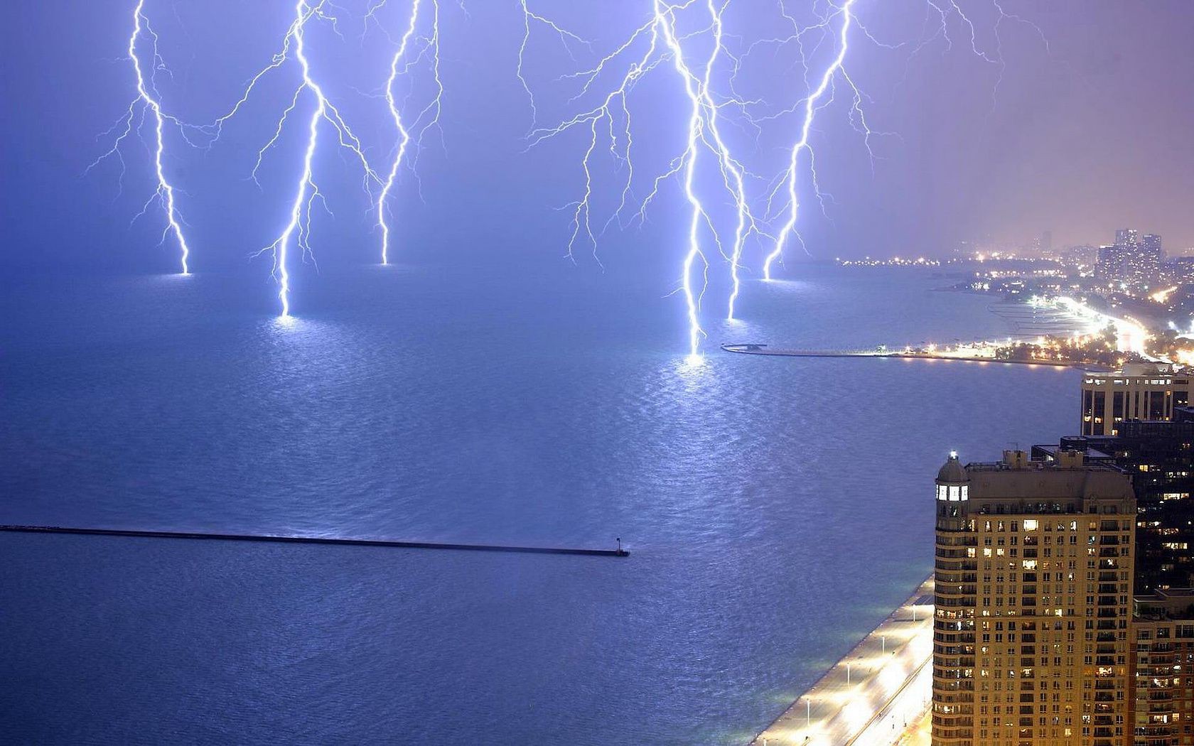 relâmpago tempestade cidade luz céu água viagens chuva casa noite arquitetura rio tempo pôr do sol trovão paisagem tempestade desastre reflexão