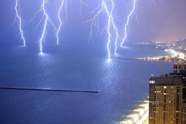 Décharges de foudre dans la mer près de la côte de la ville