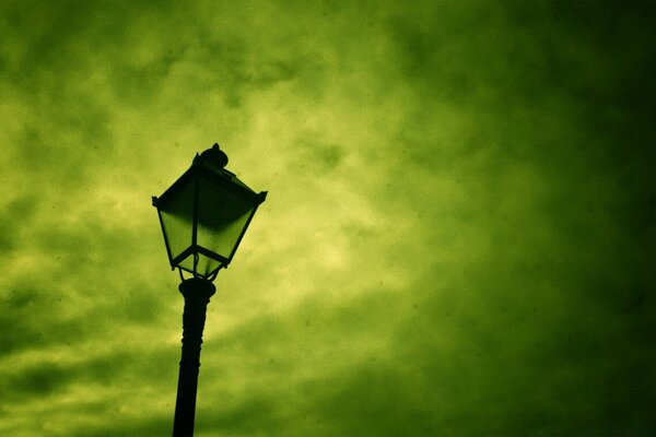 LINTERNA EN SEPIA AL ATARDECER DEL CIELO