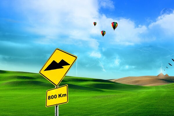 Trois ballons sur fond d herbe verte et le ciel bleu