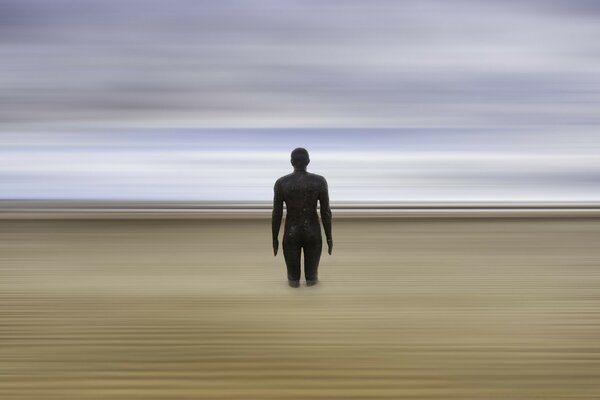 شخصية رجل يمشي على الرمال