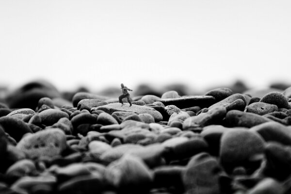 رجل صغير يركض فوق الصخور الكبيرة