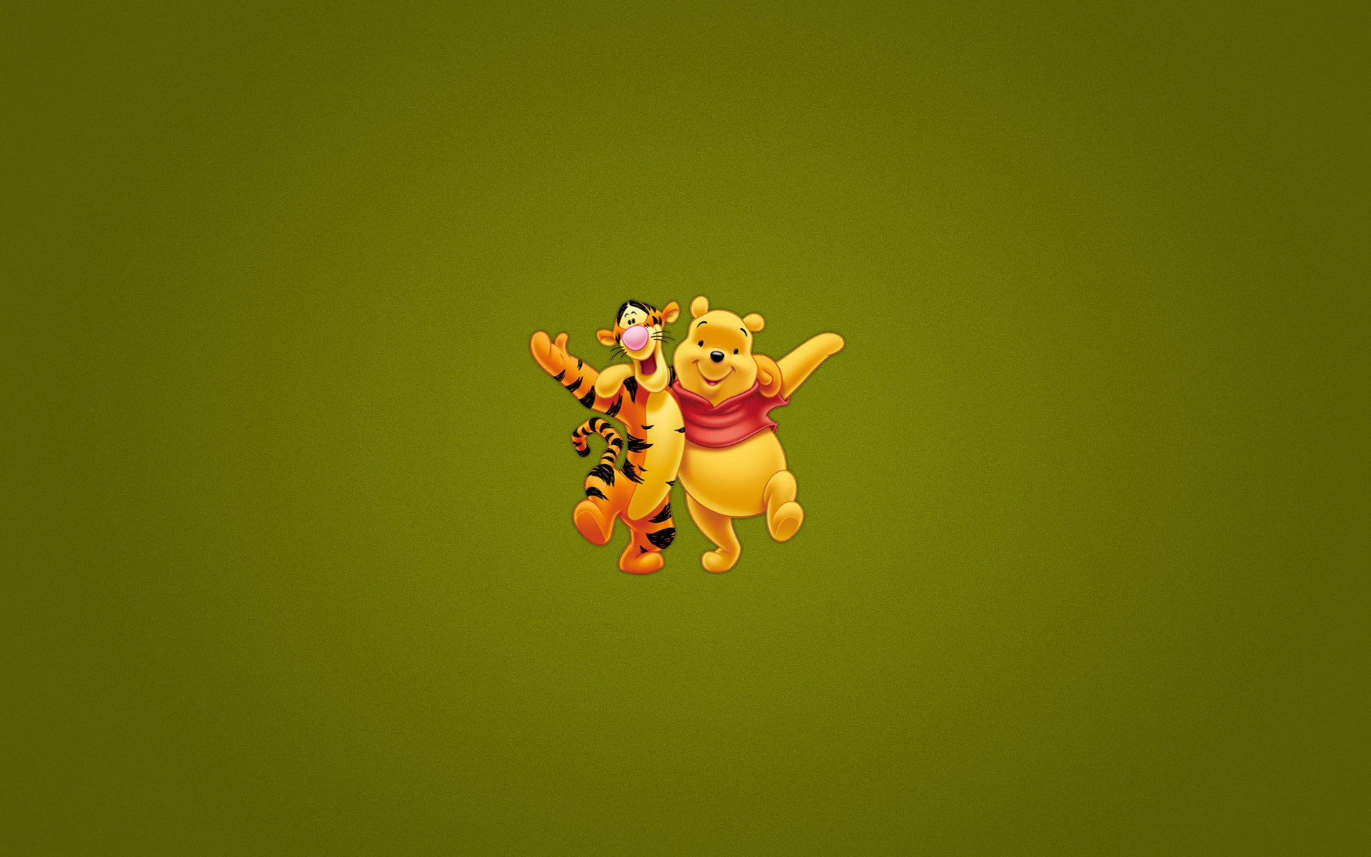 темноватый зеленый фон винни-пух winnie-the-pooh обнимка
