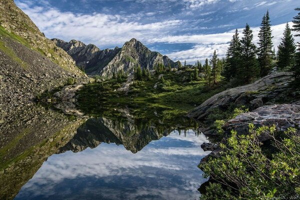 Der Himmel spiegelt sich im Wasser in den Bergen wider